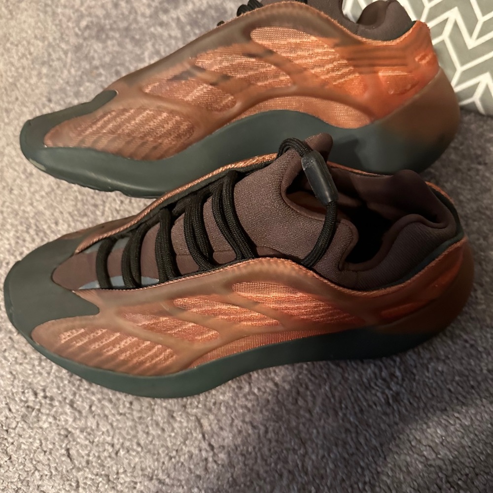 SZ 8 Men’s Yeezy 700 Copper Fade